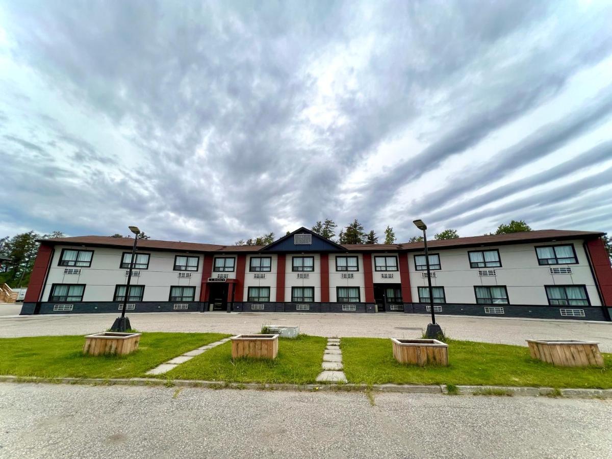 Hwy 17 Hotel 와와 외부 사진