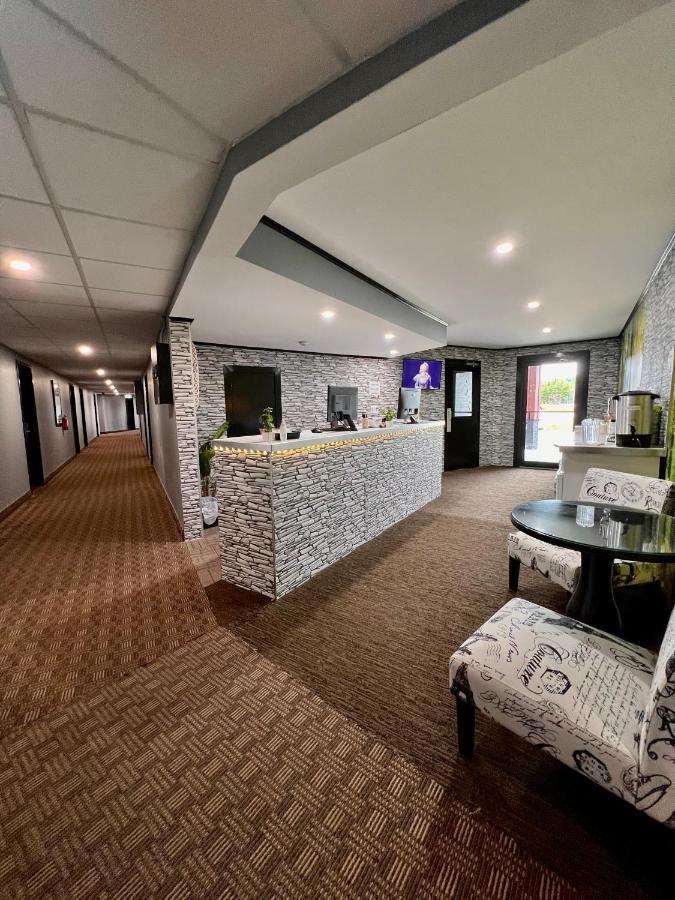 Hwy 17 Hotel 와와 외부 사진