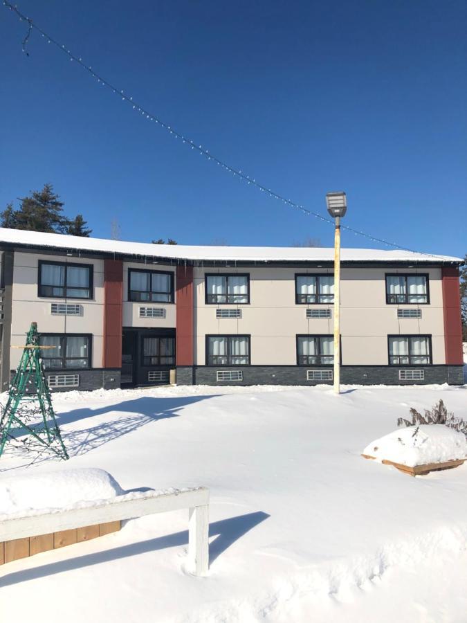 Hwy 17 Hotel 와와 외부 사진